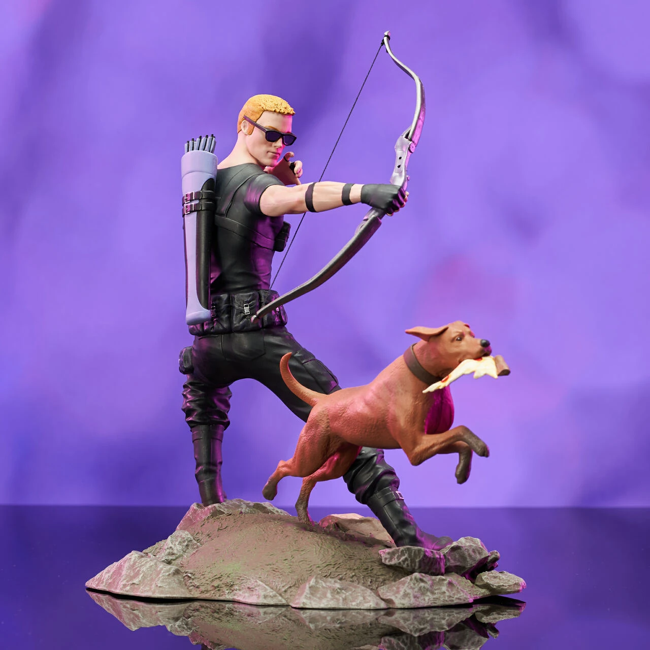 Marvel Diamond Select Comic Gallery PVC Statue Hawkeye With Pizza Dog 4 Marvel Diamond Select Comic Gallery PVC Statue Hawkeye With Pizza Dog - Image 2