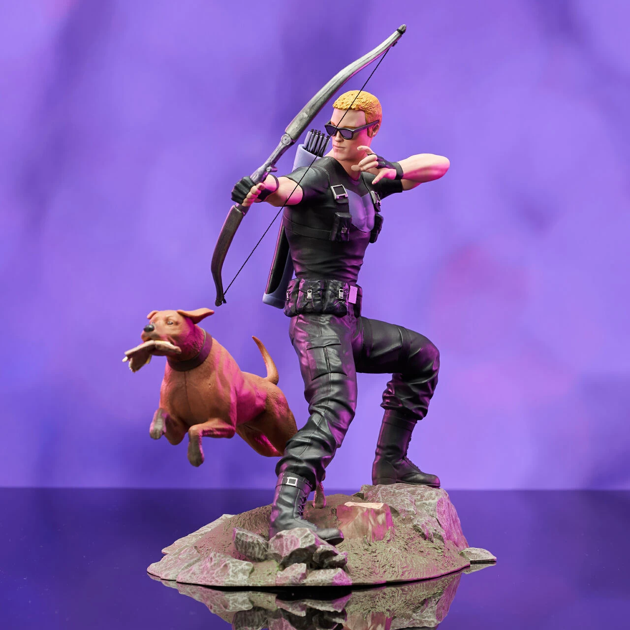 Marvel Diamond Select Comic Gallery PVC Statue Hawkeye With Pizza Dog 3 Marvel Diamond Select Comic Gallery PVC Statue Hawkeye With Pizza Dog