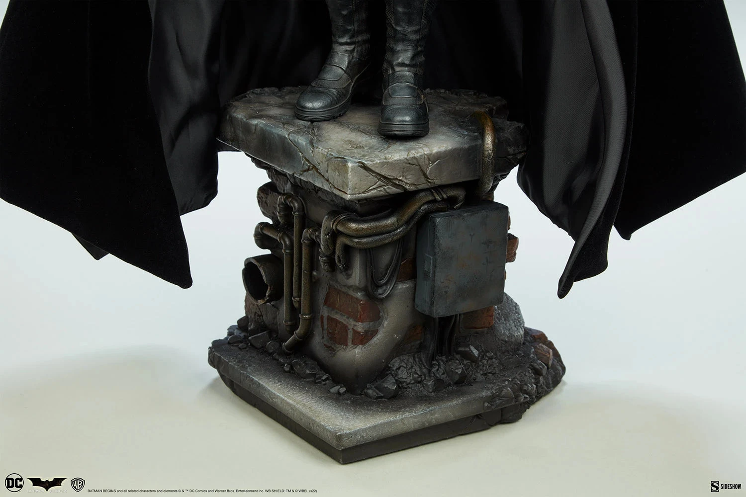 Sideshow Batman Begins Premium Format Batman Statue 16 Sideshow Batman Begins Premium Format Batman Statue - Image 14
