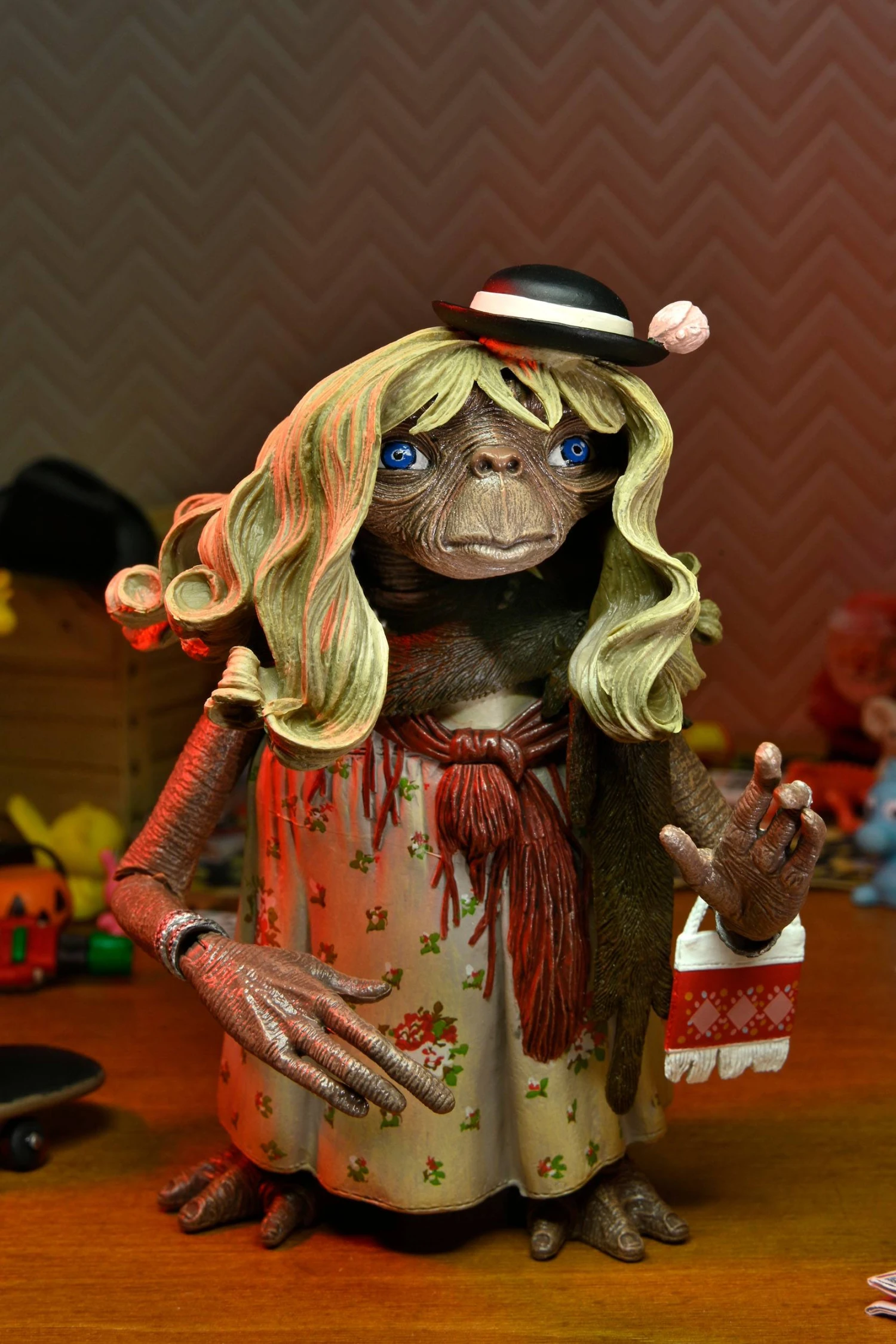 NECA E.T. The Extra-Terrestrial 40th Anniversary Ultimate Dress Up E.T. 7" Scale Action Figure 7 NECA E.T. The Extra-Terrestrial 40th Anniversary Ultimate Dress Up E.T. 7" Scale Action Figure - Image 5