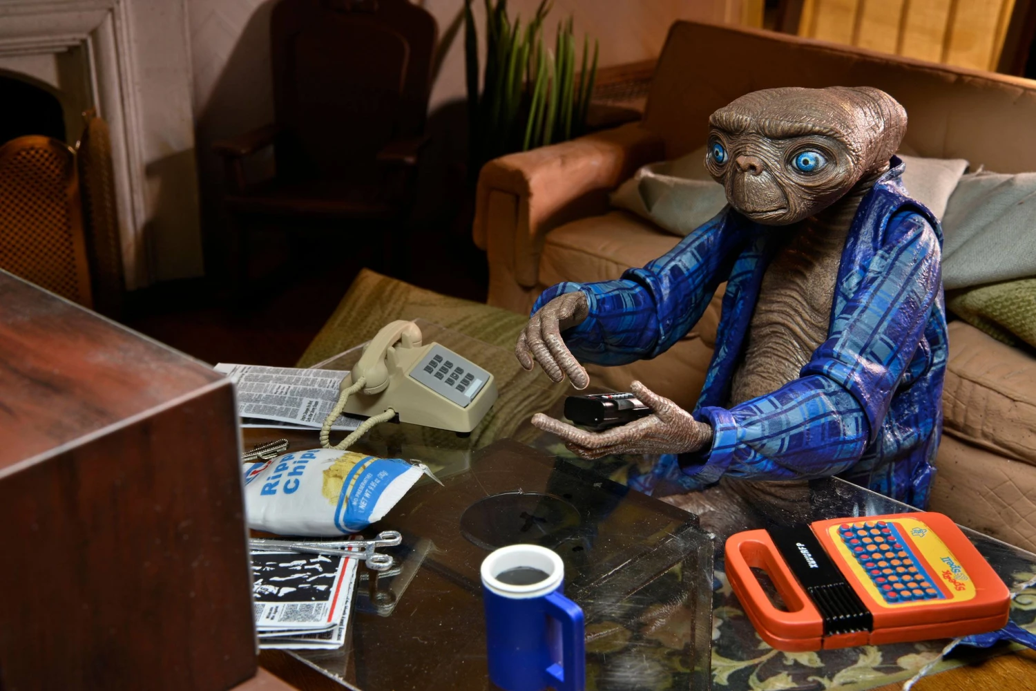 NECA E.T. The Extra-Terrestrial 40th Anniversary Ultimate Telepathic E.T. 7" Scale Action Figure 8 NECA E.T. The Extra-Terrestrial 40th Anniversary Ultimate Telepathic E.T. 7" Scale Action Figure - Image 6