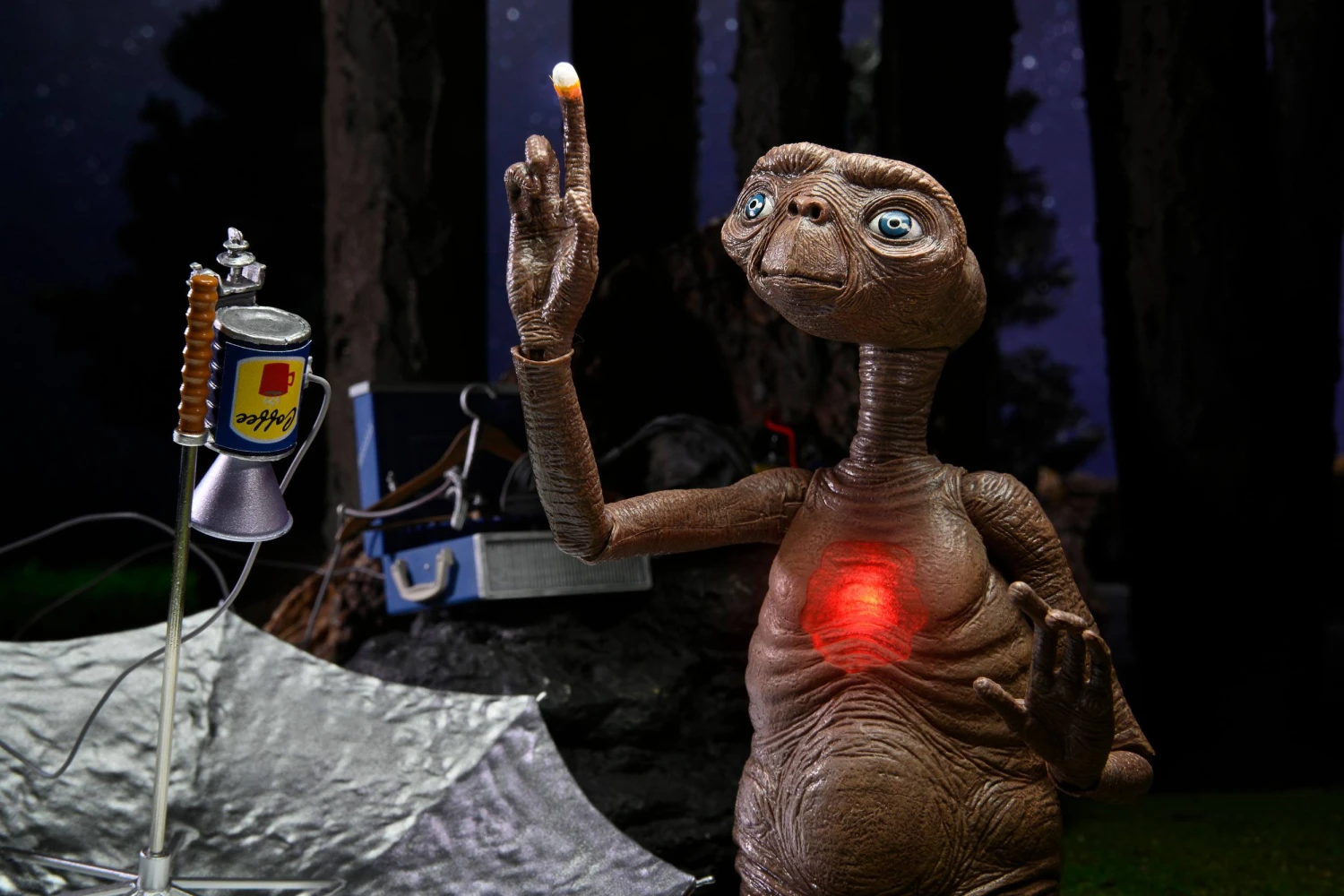 NECA E.T. The Extra-Terrestrial 40th Anniversary Deluxe Ultimate E.T. With LED Chest 7" Scale Action Figure 10 NECA E.T. The Extra-Terrestrial 40th Anniversary Deluxe Ultimate E.T. With LED Chest 7" Scale Action Figure - Image 8