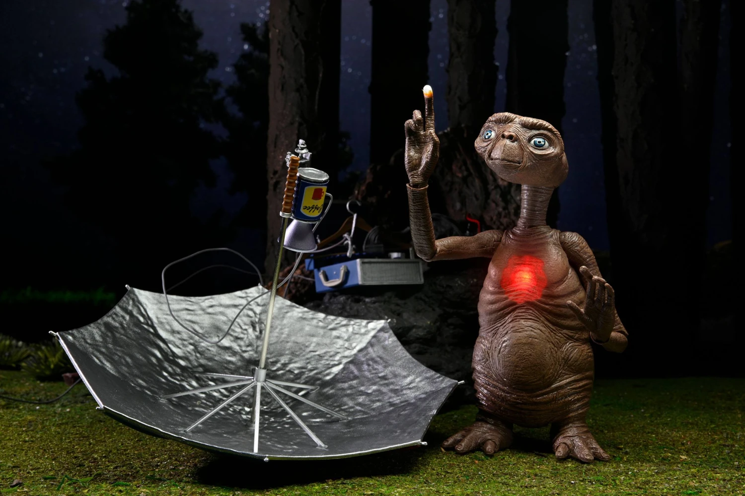 NECA E.T. The Extra-Terrestrial 40th Anniversary Deluxe Ultimate E.T. With LED Chest 7" Scale Action Figure 4 NECA E.T. The Extra-Terrestrial 40th Anniversary Deluxe Ultimate E.T. With LED Chest 7" Scale Action Figure - Image 2