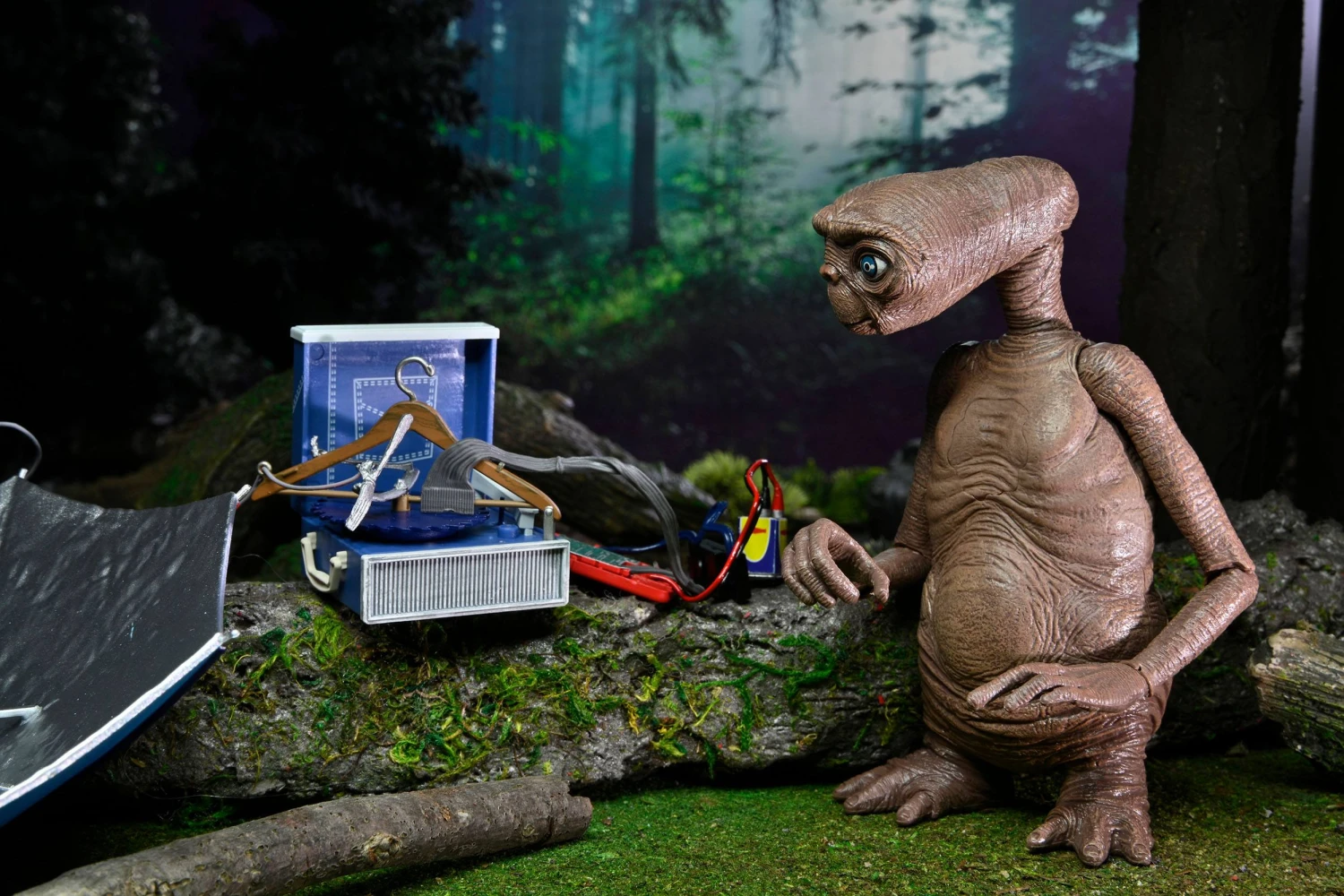 NECA E.T. The Extra-Terrestrial 40th Anniversary Deluxe Ultimate E.T. With LED Chest 7" Scale Action Figure 11 NECA E.T. The Extra-Terrestrial 40th Anniversary Deluxe Ultimate E.T. With LED Chest 7" Scale Action Figure - Image 9